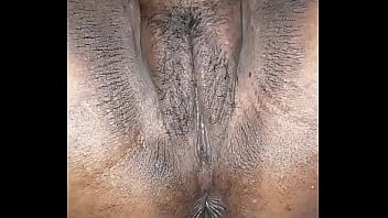 Африканец дрючит курву с интимной прической в попу огромным хуем